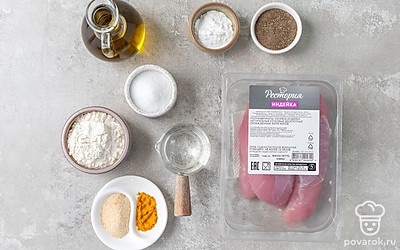 Промойте филе индейки, промокните его бумажным полотенцем. Вам понадобятся глубокая миска и сотейник. Застелите бумажными полотенцами сервировочное блюдо.