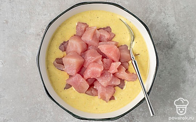 Положите в получившийся кляр кубики филе. Все перемешайте, чтобы кусочки полностью покрылись массой. Оставьте филе в кляре на 30 минут.