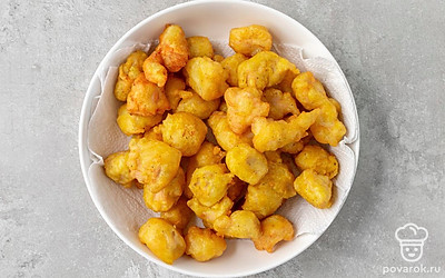 Выложите обжаренные кусочки на блюдо с бумажными полотенцами. Подождите, пока полотенца впитают масло. После этого уберите их с блюда.