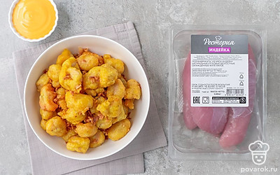 Подайте попкорн из индейки с сырным соусом.