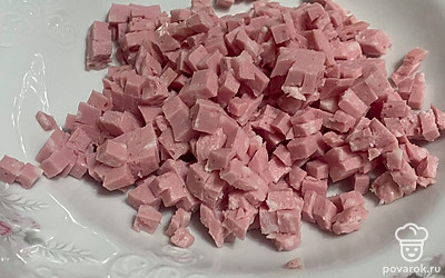 Нарезаем колбасу кубиками.