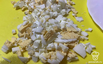 Яйцо нарезаем.