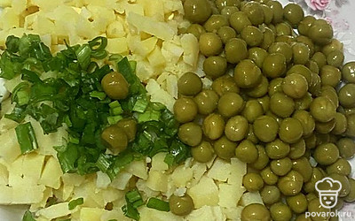 Смешиваем в глубоком салатнике все нарезанные ингредиенты. Добавляем зелёный горошек и мелко нарезанный зелёный лук.