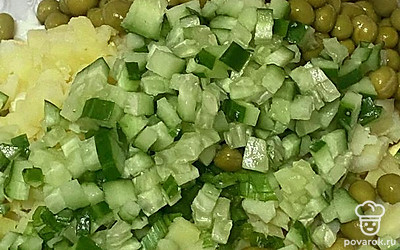 Свежий огурец нарезаем небольшими кубиками. Перемешиваем.