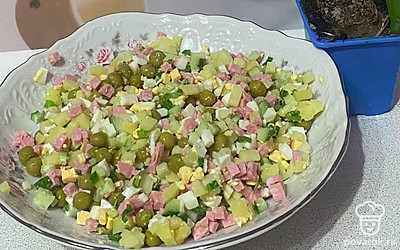 Готовый салат солим и заправляем растительным маслом. Подаем порционно. Приятного аппетита!