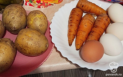 Отвариваем картошку, морковку и яйца до полной готовности.