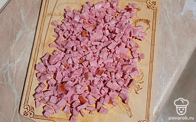 Нарезаем мелко ветчину 