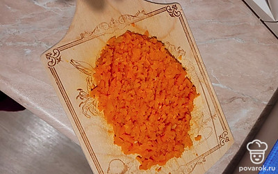 Сваренную морковь чистим от кожуры и нарезаем.