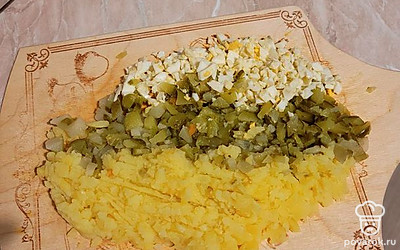 Режем мелко яйца, огурец и предварительно очищенную картошку.