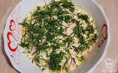 Порцию салата выкладываем в красивую миску, заправляем майонезом и освежаем и украшаем его свежим укропчиком. Получается очень красиво.