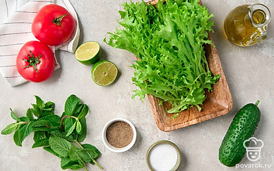 Помойте мяту, лайм, помидоры, огурец и салатные листья. Разложите все на бумажных полотенцах обсыхать. Достаньте терку, миску, разделочную доску и салатник. 