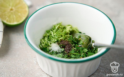 Посолите и поперчите мятно-лаймовую смесь, хорошо размешайте.