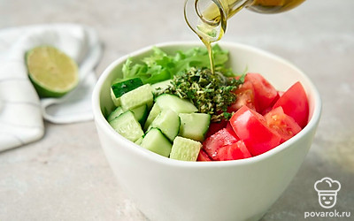 Положите к овощам мятно-лаймовую смесь, полейте оливковым маслом. Перемешайте салат и подайте к столу. 