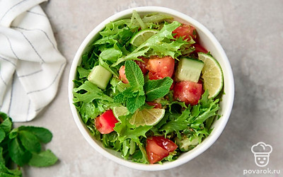 Украсьте салат ломтиками лайма и веточкой мяты. 