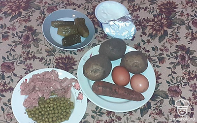 Подготовьте и отмерьте все ингредиенты. Откройте банки с горошком и тунцом.