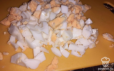Нарежьте вареное яйцо, картофель и морковь