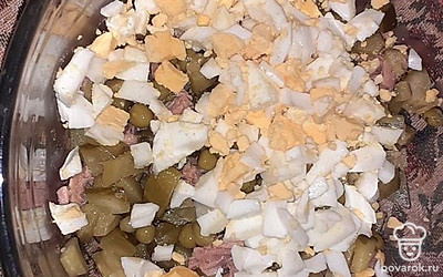 Смешайте все компоненты, заправьте йогуртом и перемешайте