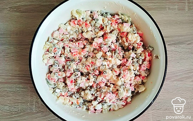 Классический салат «Оливье» с маринованными огурцами — Рецепт с фото