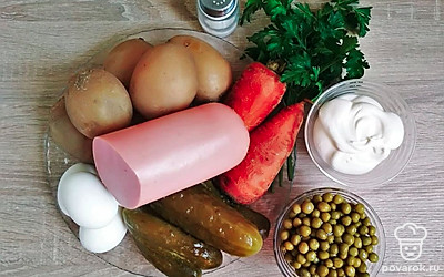 Выставите все продукты по списку ингредиентов. Картофель, морковь, яйца предварительно отварите, остудите и после очистите и промойте. Лук очистите и хорошенько промойте. Колбасу очистите от защитной плёнки. Консервированный горошек откройте, и пересыпьте в дуршлаг и промойте под водой и оставьте на время, чтобы стекла лишняя жидкость. Приготовьте посуду, которой будете пользоваться.