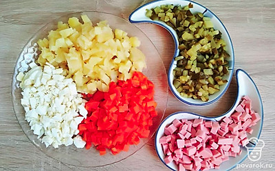 Все подготовленные ингредиенты, варённые и очищенные овощи (картофель, морковь и яйца), нарежьте мелкими кубиками.