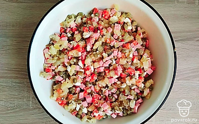 Соедините все измельченные ингредиенты в подготовленной глубокой миске, всё аккуратно перемешайте. Посолите и поперчите по вкусу салат и добавьте майонез, всё тщательно перемешайте, чтобы майонез равномерно распределился по всем ингредиентам. После попробуйте на соль, по необходимости досолите если нужно. Уберите оливье на час в холодное место.