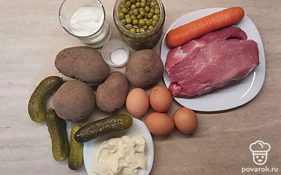 Подготовьте все продукты. Мясо и яйца тщательно промойте под проточной водой и осушите бумажными полотенцами. Из банки с зеленым горошком слейте жидкость.