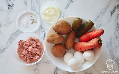 : Соленые огурцы достаньте из банки и оботрите сухими бумажными полотенцами, для удаления излишком влаги. Слейте жидкость из тары с консервированным тунцом. Рыбу разомните вилкой до образования пасты.