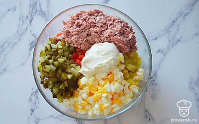 В глубокую миску помещаем картофель, морковь, яйца, огурцы и растолченный тунец. Добавляем майонез. Тщательно перемешайте, чтобы майонез равномерно распределился по всему салату. Добавьте соль и перец по вкусу.