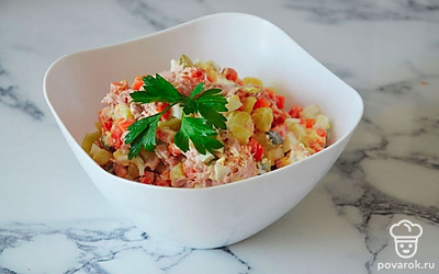 Блюдо подавайте охлажденным. Перед подачей блюда салат поместите в форму, в качестве формы можно использовать чашку, стакан. Затем аккуратно переверните форму на тарелку. Таким образом блюдо будет выглядеть как в лучших ресторанах. Украсьте сверху веточкой зелени.