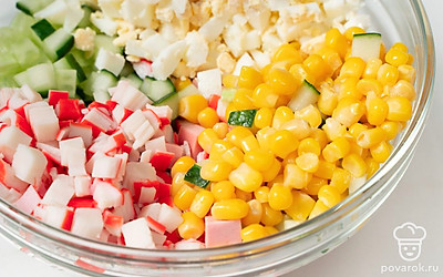 Соедините в салатнике все нарезанные ингредиенты, добавьте кукурузу.