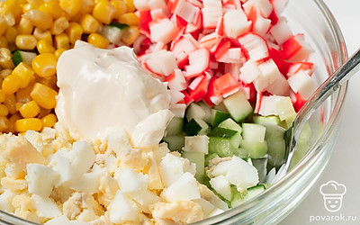 Заправьте салат майонезом, посолите и поперчите. Хорошо перемешайте и подавайте его к столу.
