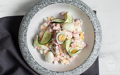 Украсьте салат половинками перепелиных яиц и тонкими ломтиками свежего огурца, свернутыми в виде спиралей.