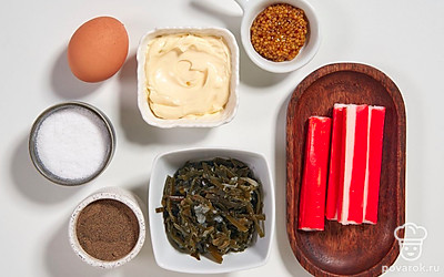 Достаньте крабовые палочки из упаковки. Вымойте и обсушите бумажным полотенцем яйцо. Подготовьте сотейник.