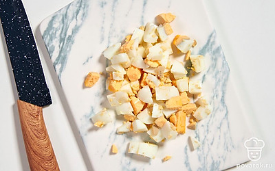 Остудите и очистите яйцо. Затем нарежьте его мелкими кубиками.