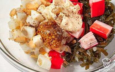 Переложите все ингредиенты в миску. Добавьте майонез, горчицу и специи по вкусу. Хорошо перемешайте.