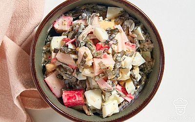 Разложите салат по небольшим креманкам и подайте на стол порционно.