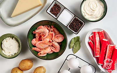 Картофель вымойте и сложите в кастрюлю с холодной водой. Отварите 20-30 минут, затем достаньте из воды, остудите, очистите. Яйца отварите 8-10 минут с момента закипания воды. Остудите в холодной воде и очистите от скорлупы. Сыр натрите на мелкой терке. Крабовые палочки положите в морозилку на 10 минут, затем натрите на мелкой терке. Креветки ополосните под теплой водой. Это очистит морепродукты от ледяной корки и возможной грязи.