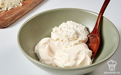 Приготовьте соус для салата. В миске соедините в равных пропорциях икру мойвы и майонез, перемешайте. Выложите в пакет или кулинарный мешок.