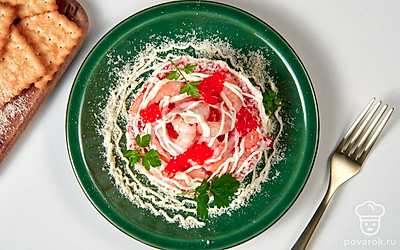 Поставьте салат в холодильник минимум на 2 часа до подачи на стол. Украсьте верхний слой маслинами или красной икрой. Сверху декорируйте салат веточками свежей зелени.