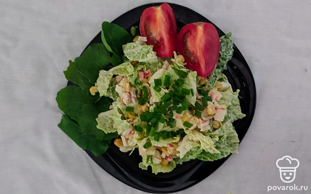 Крабовый салат с пекинской капустой, заправленный майонезом — Рецепт с фото