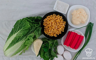 Сначала достаньте и сварите куриные яйца. Варенные яйца очистите от скорлупы. Разморозьте крабовые палочки. Слейте с консервированной кукурузы жидкость.