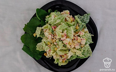 Для красивой подачи выложите салат аккуратной горкой на тарелку, украсьте руколой и мелко нарезанным зеленным луком.