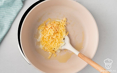 Натрите сыр на средней или мелкой терке. Равномерно посыпьте им яйцо.