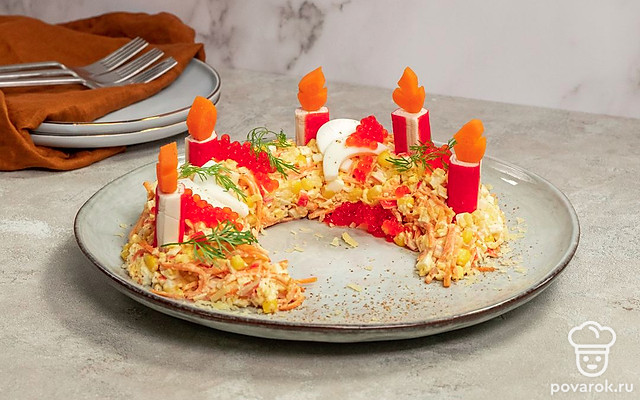 Салат с крабовыми палочками «Рождественский венок» — Рецепт с фото