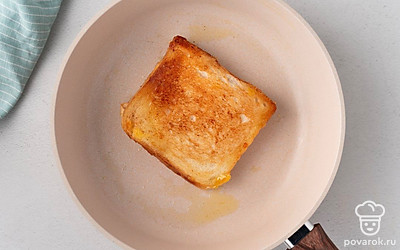 Согните сэндвич пополам в форме книжки. Выложите его на тарелку для подачи.