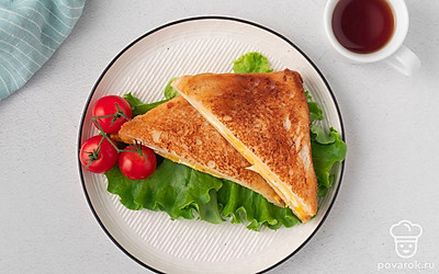 Подавайте сэндвич с чашкой свежесваренного кофе.