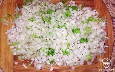 Пекинскую капусту нарежьте мелким кубиком.