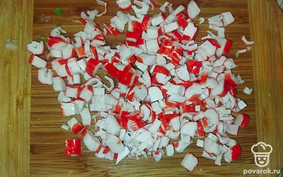 Крабовые палочки нарежьте мелким кубиком.