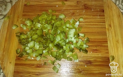 Соленые огурцы нарежьте мелким кубиком.