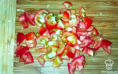 Помидоры мелко нарежьте.